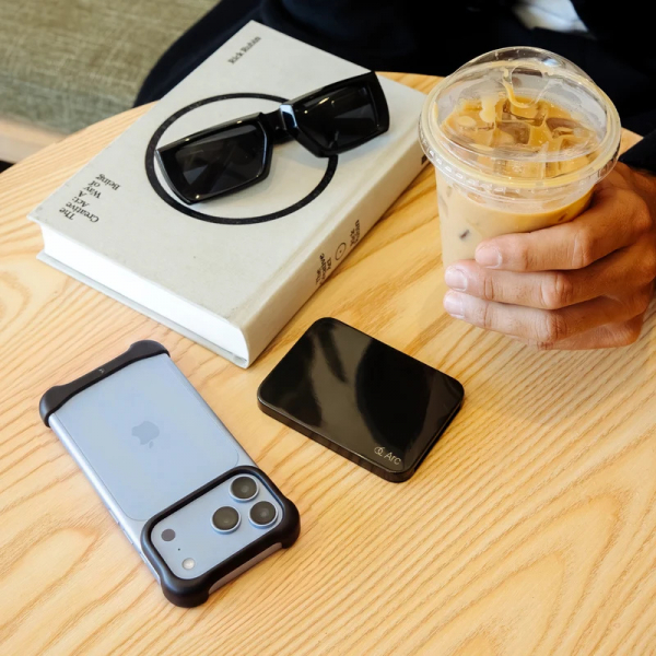 Arc Pulse iPhone 18 Pro K�l�f-Matte Black