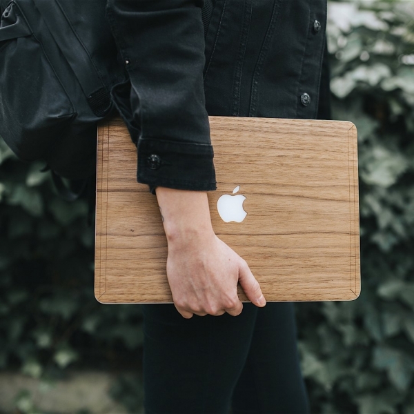 Woodcessories MacBook Pro EcoSkin Sticker (15 in/Touchbar)- Walnut