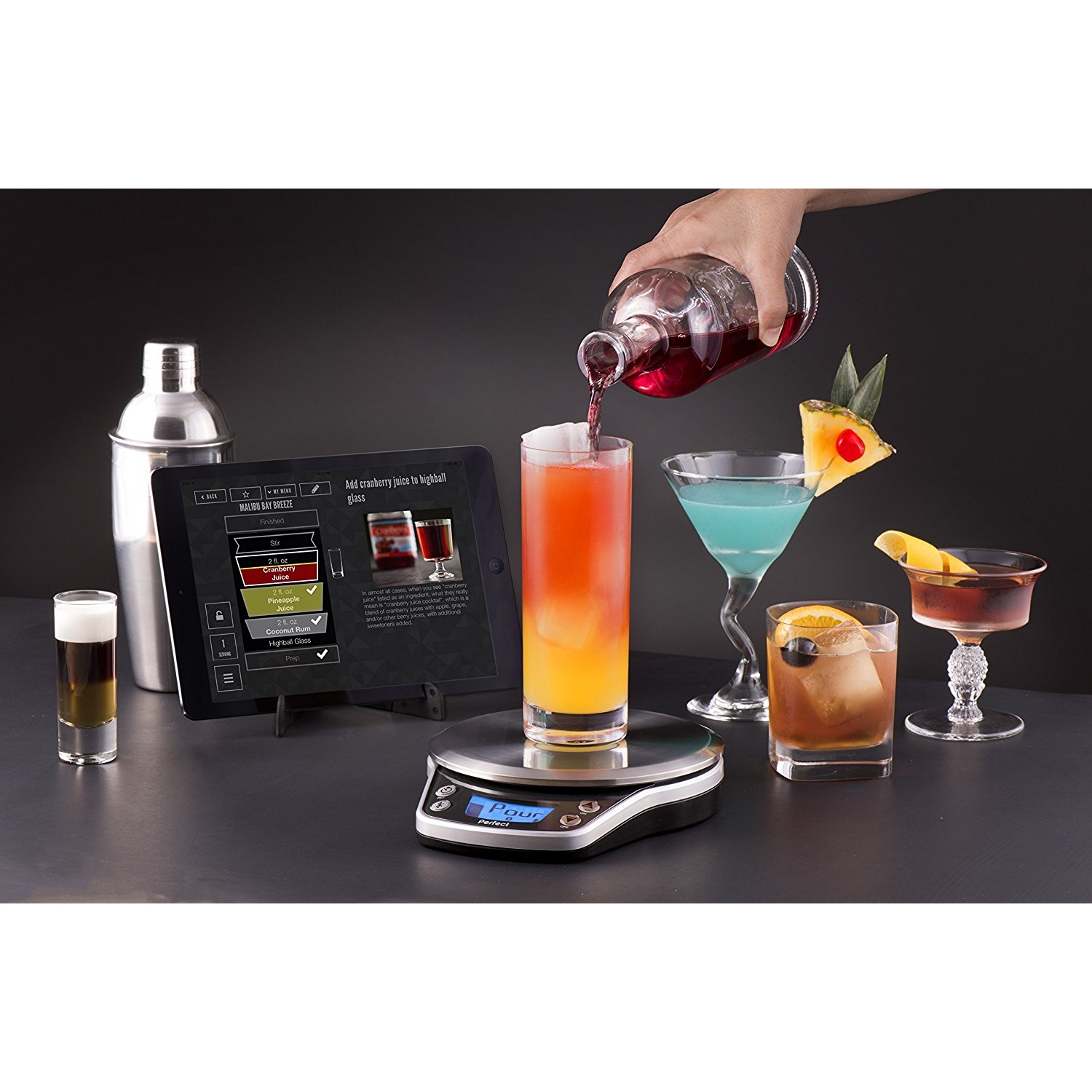 коктейли на черном фоне. стакан для перемешивания коктейля. Cocktail mixing. способы приготовления коктейлей. Cocktail mixing.